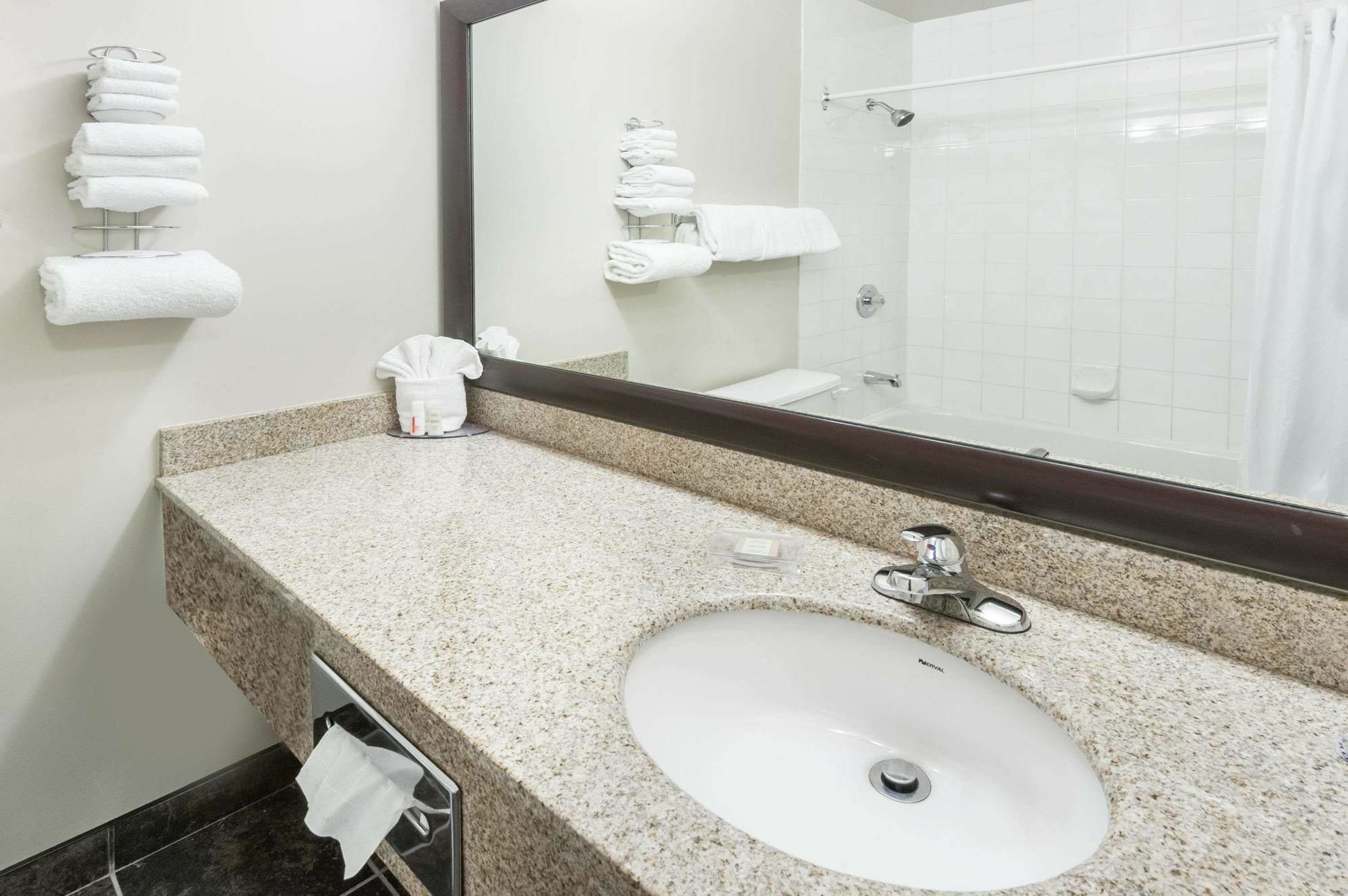 Homestay Express Airdrie Extérieur photo