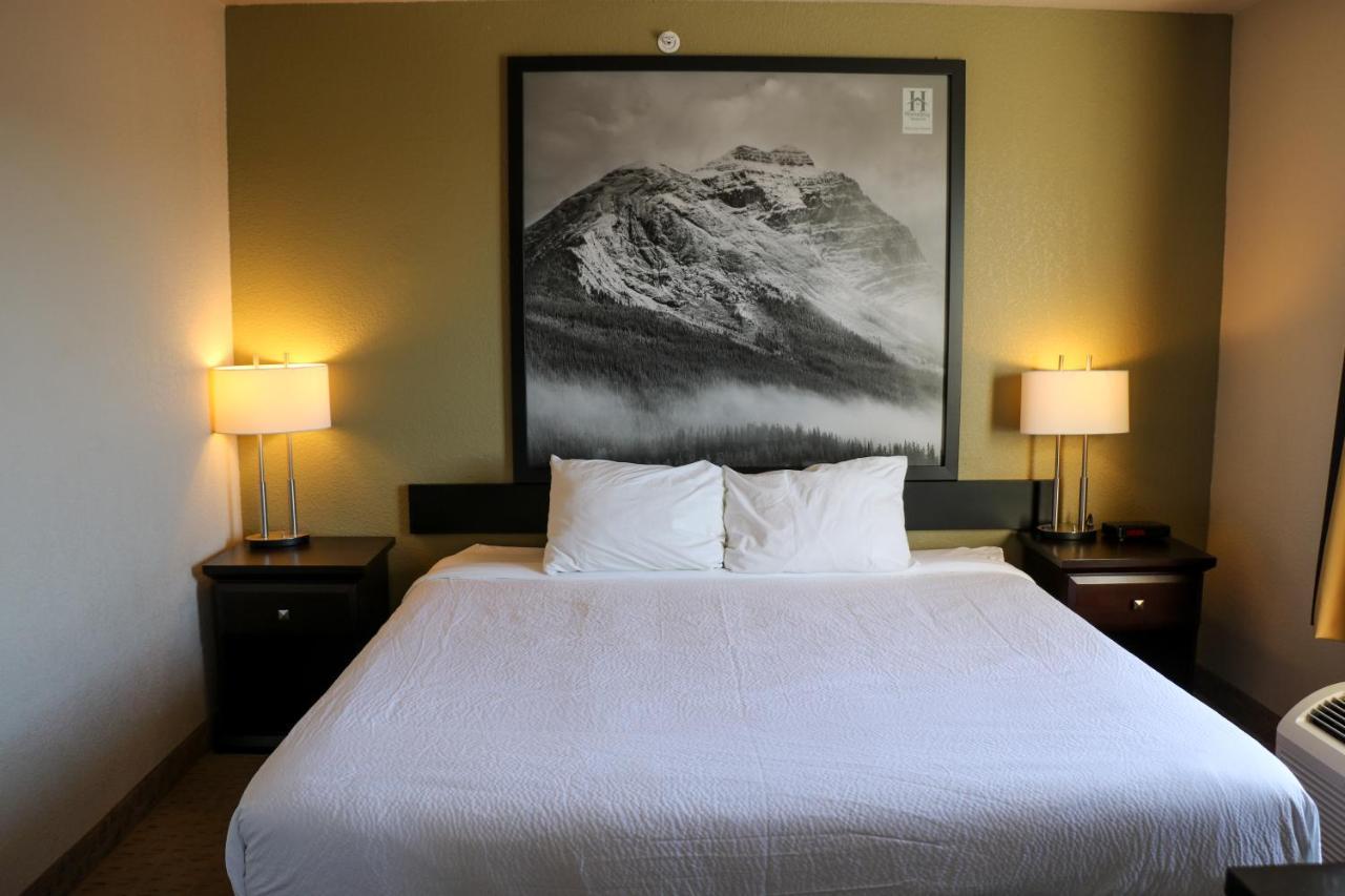 Homestay Express Airdrie Extérieur photo